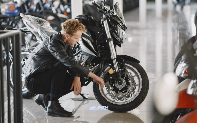 Motosiklet Muayene Ücreti 2026 Yılında Ne Kadar Oldu? 2026 yılı itibarıyla motosiklet muayene ücretlerinde dikkat çeken bir artış yaşandı. Daha önce 1.334 TL olan motosiklet muayene ücreti, yeni düzenlemeyle birlikte 1.674 TL seviyesine yükseldi. Bu artış, özellikle şehir içinde aktif şekilde motosiklet kullanan sürücüler için ek bir yıllık maliyet anlamına geliyor. Motosiklet Muayene Ücreti 2026 Yılında Ne Kadar Oldu? 2026 yılı itibarıyla motosiklet muayene ücretlerinde dikkat çeken bir artış yaşandı. Daha önce 1.334 TL olan motosiklet muayene ücreti, yeni düzenlemeyle birlikte 1.674 TL seviyesine yükseldi. Bu artış, özellikle şehir içinde aktif şekilde motosiklet kullanan sürücüler için ek bir yıllık maliyet anlamına geliyor.