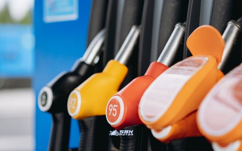 Yakıt Zammı ve ÖTV Artışı Motosiklet Kullanımını Nasıl Etkiliyor? 2026 zamları arasında motosiklet kullanıcılarını doğrudan etkileyen bir diğer önemli başlık ise yakıt üzerindeki ÖTV artışı oldu. Benzin ve motorin fiyatlarına litre başına yansıyan artış, günlük kullanım maliyetlerini yukarı çekti. Yakıt Zammı ve ÖTV Artışı Motosiklet Kullanımını Nasıl Etkiliyor? 2026 zamları arasında motosiklet kullanıcılarını doğrudan etkileyen bir diğer önemli başlık ise yakıt üzerindeki ÖTV artışı oldu. Benzin ve motorin fiyatlarına litre başına yansıyan artış, günlük kullanım maliyetlerini yukarı çekti.