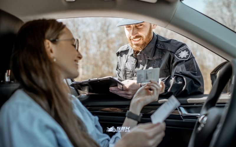 Motosiklet Kullanmanın Toplam Maliyeti 2026’da Ne Durumda? 2026 yılı itibarıyla motosiklet kullanım maliyeti yalnızca yakıtla sınırlı değil. Muayene ücreti, trafik cezaları, bakım giderleri, sigorta ve ekipman maliyetleri bir araya geldiğinde, motosiklet sahiplerinin yıllık harcamaları ciddi şekilde artmış durumda. Özellikle kask, koruyucu ekipman ve periyodik bakım gibi güvenlik odaklı harcamalar, motosiklet kullanıcıları için vazgeçilmez kalemler arasında yer alıyor. Buna bir de artan resmi harçlar ve vergiler eklendiğinde, motosiklet artık “ucuz ulaşım” algısından uzaklaşmaya başlıyor. “Motosiklet masrafları 2026”, “motor kullanmanın maliyeti” ve “motosiklet almak mantıklı mı” gibi aramalar, kullanıcıların bu yeni tabloyu sorgulamaya başladığını gösteriyor. 2026 yılında yürürlüğe giren zamlar yalnızca motosiklet kullanıcılarını değil, genel olarak tüm vatandaşları etkiliyor. Pasaport harçları, yurtdışı çıkış harcı, telefon kayıt ücretleri, noter işlemleri ve market poşeti gibi günlük hayatta sıkça karşılaşılan kalemlerde de artışlar dikkat çekiyor. Bu durum, motosiklet kullanıcılarının da dolaylı olarak daha fazla harcama yapmak zorunda kalmasına neden oluyor. Özellikle seyahat eden, yurtdışına çıkan veya yeni cihaz kaydı yaptıran kullanıcılar için 2026 yılı, mali açıdan daha planlı olunması gereken bir dönem olarak öne çıkıyor. Motosiklet Kullanmanın Toplam Maliyeti 2026’da Ne Durumda? 2026 yılı itibarıyla motosiklet kullanım maliyeti yalnızca yakıtla sınırlı değil. Muayene ücreti, trafik cezaları, bakım giderleri, sigorta ve ekipman maliyetleri bir araya geldiğinde, motosiklet sahiplerinin yıllık harcamaları ciddi şekilde artmış durumda. Özellikle kask, koruyucu ekipman ve periyodik bakım gibi güvenlik odaklı harcamalar, motosiklet kullanıcıları için vazgeçilmez kalemler arasında yer alıyor. Buna bir de artan resmi harçlar ve vergiler eklendiğinde, motosiklet artık “ucuz ulaşım” algısından uzaklaşmaya başlıyor. “Motosiklet masrafları 2026”, “motor kullanmanın maliyeti” ve “motosiklet almak mantıklı mı” gibi aramalar, kullanıcıların bu yeni tabloyu sorgulamaya başladığını gösteriyor. 2026 yılında yürürlüğe giren zamlar yalnızca motosiklet kullanıcılarını değil, genel olarak tüm vatandaşları etkiliyor. Pasaport harçları, yurtdışı çıkış harcı, telefon kayıt ücretleri, noter işlemleri ve market poşeti gibi günlük hayatta sıkça karşılaşılan kalemlerde de artışlar dikkat çekiyor. Bu durum, motosiklet kullanıcılarının da dolaylı olarak daha fazla harcama yapmak zorunda kalmasına neden oluyor. Özellikle seyahat eden, yurtdışına çıkan veya yeni cihaz kaydı yaptıran kullanıcılar için 2026 yılı, mali açıdan daha planlı olunması gereken bir dönem olarak öne çıkıyor.