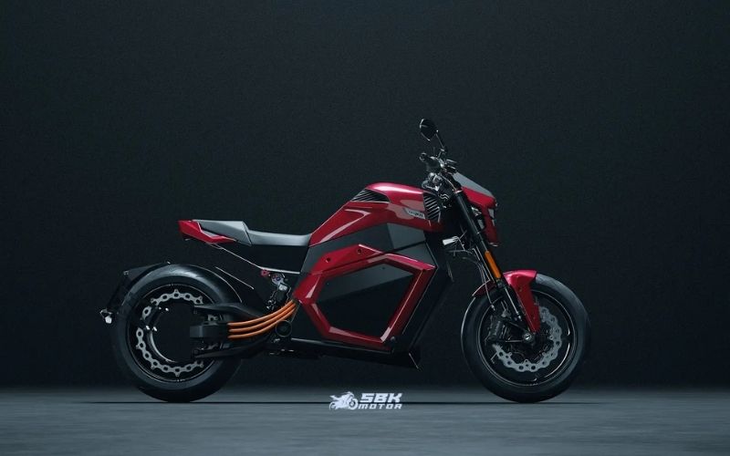 Performans ve Hızlanma Verge TS Pro’nun 0–100 km/s hızlanmasının yaklaşık 3.5 saniye civarında olduğu belirtilmektedir. Bu değer, birçok orta ve üst segment benzinli motosikletle benzer hatta daha iyi bir performans sunabileceğini göstermektedir. Azami hız tarafında ise modelin yaklaşık 200 km/s seviyelerine ulaşabildiği ifade edilmektedir. Hızlı Şarj Desteği Elektrikli motosikletlerde menzil kadar önemli bir diğer konu da şarj süresidir. Verge TS Pro, yüksek güçlü DC hızlı şarj desteğine sahiptir. Üretici verilerine göre uygun altyapı sağlandığında: Yaklaşık 10 dakikalık hızlı şarj ile 300 km üzeri ek menzil elde edilebilmektedir Bu değerler, uzun yol kullanımını teorik olarak daha mümkün hale getirmektedir. Performans ve Hızlanma Verge TS Pro’nun 0–100 km/s hızlanmasının yaklaşık 3.5 saniye civarında olduğu belirtilmektedir. Bu değer, birçok orta ve üst segment benzinli motosikletle benzer hatta daha iyi bir performans sunabileceğini göstermektedir. Azami hız tarafında ise modelin yaklaşık 200 km/s seviyelerine ulaşabildiği ifade edilmektedir. Hızlı Şarj Desteği Elektrikli motosikletlerde menzil kadar önemli bir diğer konu da şarj süresidir. Verge TS Pro, yüksek güçlü DC hızlı şarj desteğine sahiptir. Üretici verilerine göre uygun altyapı sağlandığında: Yaklaşık 10 dakikalık hızlı şarj ile 300 km üzeri ek menzil elde edilebilmektedir Bu değerler, uzun yol kullanımını teorik olarak daha mümkün hale getirmektedir.