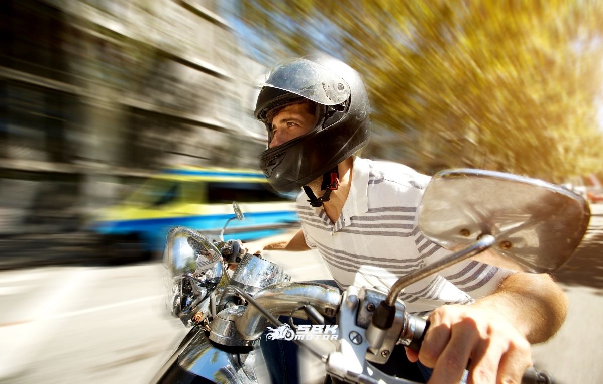 Motosiklet ile 80 km Hız Sınırını Aşarsan Kaç TL Ceza Var? İşte Yeni Hız Tablosu 80 km/h yolda 90’la gidersen ceza ne kadar? Güncel hız cezaları 2.000 TL’den 30.000 TL’ye kadar çıktı. İşte detaylı radar ceza tablosu.