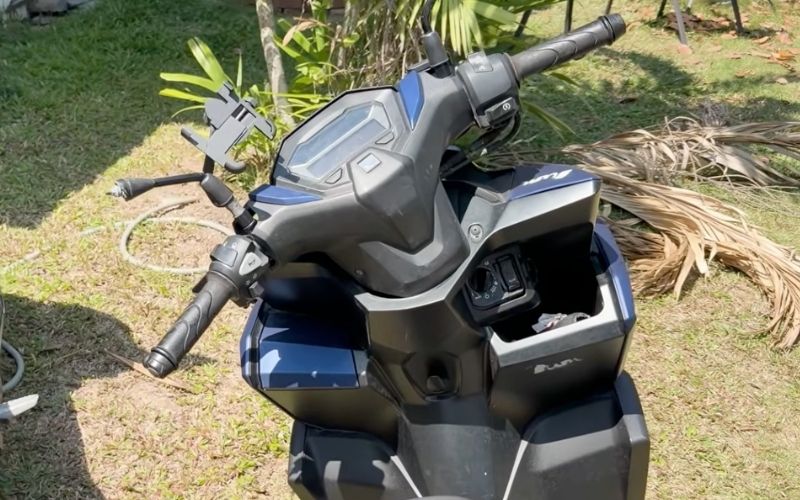 Enes Batur Tayland’ın Ko Pha Ngan adasında kiraladığı motosikletle yokuş çıkarken kaza geçirdi. Motorun gücü yetmeyince devrilen motosiklet sonrası hasar gören araç tamirciye götürüldü ve yaklaşık 4.650 bahtlık tamir faturası ortaya çıktı. Enes Batur Tayland’ın Ko Pha Ngan adasında kiraladığı motosikletle yokuş çıkarken kaza geçirdi. Motorun gücü yetmeyince devrilen motosiklet sonrası hasar gören araç tamirciye götürüldü ve yaklaşık 4.650 bahtlık tamir faturası ortaya çıktı.