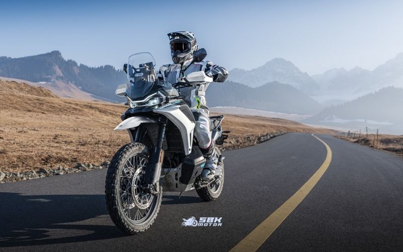 CF MOTO 1000MT-X Donanım ve Teknoloji, segmentine göre oldukça dolu bir elektronik ve donanım paketiyle geliyor. Sürüş modları, çekiş kontrol sistemi, cruise control ve quickshifter gibi özellikler sürüş deneyimini ciddi şekilde iyileştiriyor.