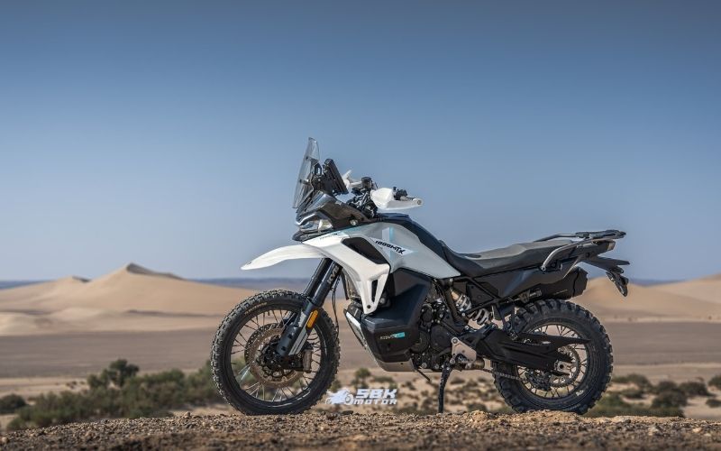 Fren ve Güvenlik  Brembo fren sistemi bu motosikletin en güçlü yönlerinden biri. Ön tarafta çift diskli yapı ve güçlü kaliperler yüksek hızlarda bile güvenli duruş sağlıyor.  Arka tarafta ise ABS kapatılabilir olması, özellikle off-road sürüşlerde sürücülere ekstra kontrol imkanı sunuyor.