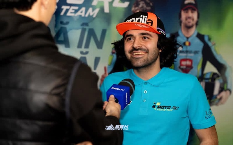 Fatih Demircan: “Şapkalı Adam” Kimdir?  Fatih Demircan, motor sporlarına yeni başlayan bir isim değil. Aksine uzun yıllara dayanan tecrübesiyle dikkat çekiyor:    ???? 2024 Doğu Avrupa Şampiyonu (CFMOTO ile) ???? 2024 Türkiye Open 500 Şampiyonu ???? 2009 yılında 50cc Türkiye Şampiyonası ile ilk kupasını kazandı ???? Enduro ve farklı disiplinlerde çok sayıda derece  Yani Demircan, bu organizasyona tecrübe, hız ve yarış zekasıyla geliyor.