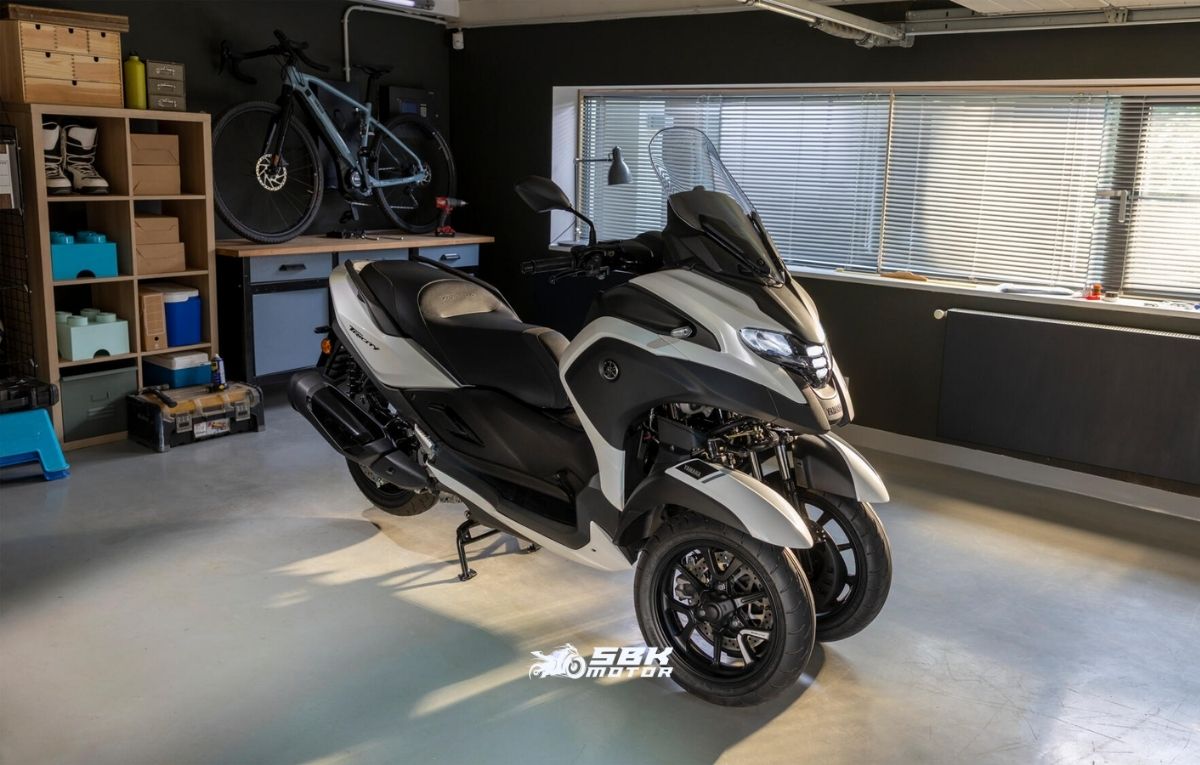 Yamaha Tricity 300, 2026 modeliyle airbag sistemi sunan ilk seri üretim scooter oldu. Autoliv iş birliğiyle geliştirilen bu yenilikçi güvenlik teknolojisi nasıl çalışıyor? Türkiye’ye ne zaman gelecek, fiyatı ne olacak? Tüm detaylar bu içerikte.