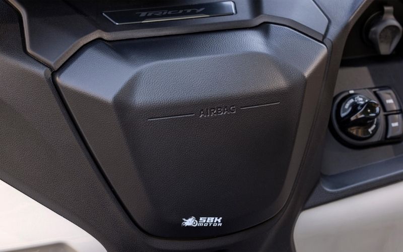 2026 Yamaha Tricity 300 ile Gelen En Büyük Yenilik: Airbag Sistemi  2026 model ile birlikte gelen en büyük yenilik şüphesiz airbag sistemi oldu. Yamaha, bu sistemi dünyanın en büyük otomotiv güvenlik firmalarından biri olan Autoliv ile birlikte geliştirdi.  Bu sistem:  Ön tarafta konumlandırılmış bir airbag mekanizmasına sahip Çarpışma anında milisaniyeler içinde devreye giriyor Sürücünün üst gövdesini koruyarak ciddi yaralanmaları azaltmayı hedefliyor Hem simülasyon testlerinden hem de gerçek çarpışma testlerinden başarıyla geçmiş durumda  Bu özellik, scooter dünyasında daha önce seri üretimde hiç görülmemiş bir teknoloji olarak öne çıkıyor.