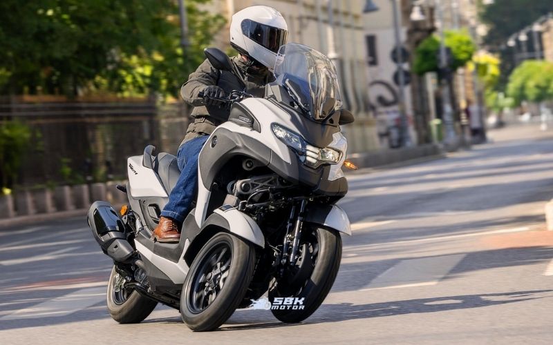 Yamaha Tricity 300 Teknik Özellikleri  Yamaha Tricity 300 sadece güvenlik teknolojisiyle değil, teknik özellikleriyle de dikkat çekiyor. Model, şehir içi kullanım için optimize edilmiş güçlü ve dengeli bir yapı sunuyor.  Başlıca teknik özellikleri:  Motor: 292 cc, tek silindir, sıvı soğutmalı Güç: Yaklaşık 27-28 HP Tork: 29 Nm civarında Şanzıman: CVT otomatik Ön Süspansiyon: Çift tekerlekli bağımsız sistem Fren: ABS destekli disk fren sistemi Yakıt Kapasitesi: 13 litre Ağırlık: Yaklaşık 239 kg