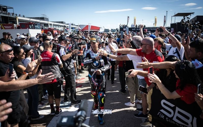 Kariyeri ve Başarıları  Toprak Razgatlıoğlu’nun kariyeri, Türkiye’de başlayan ve dünya sahnesine uzanan bir başarı hikayesidir.  Öne çıkan kariyer adımları:  Türkiye Pist Şampiyonası ile başlangıç Avrupa Superstock 600 Şampiyonluğu Superbike Dünya Şampiyonası (WorldSBK) 2021 yılında dünya şampiyonluğu  Özellikle 2021 sezonunda elde ettiği şampiyonluk, Türk motosiklet tarihinde bir ilktir. Bu başarıyla Toprak, Türkiye’nin ilk Superbike dünya şampiyonu olmuştur.