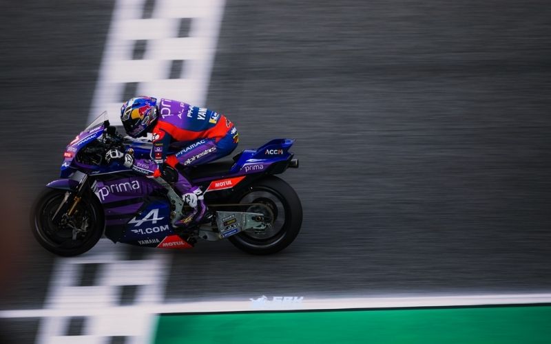 Toprak Razgatlıoğlu Yarışları Ne Zaman, Saat Kaçta?  Toprak Razgatlıoğlu’nun yarışları genellikle WorldSBK takvimi kapsamında hafta sonları düzenlenir.  Standart yarış programı:  Cumartesi: Superpole + yarış Pazar: İki ayrı yarış  Türkiye saatiyle yarışlar genellikle:  13:00 – 16:00 aralığında yapılır  Ancak yarışın yapıldığı ülkeye göre saatler değişebilir.