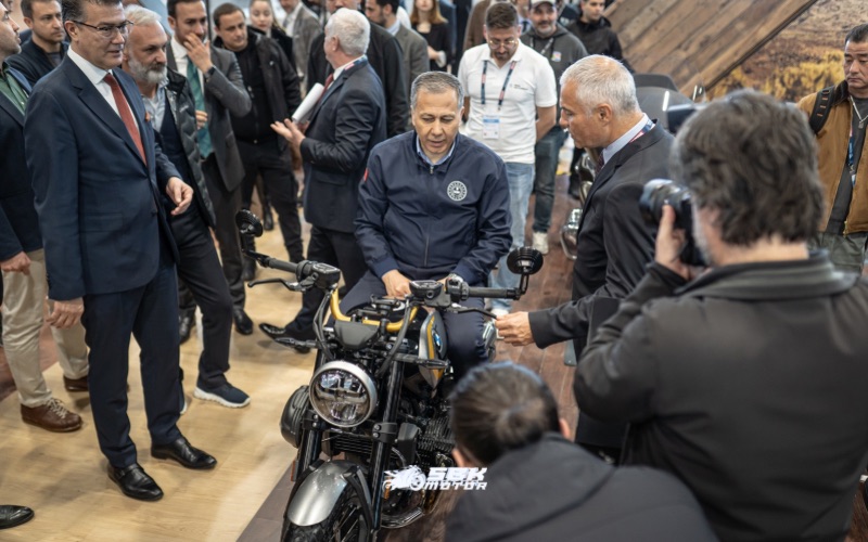 Neden Bu Fuar Bu Kadar Önemli?  Motobike Istanbul sadece Türkiye için değil; Balkanlar, Orta Doğu ve Avrupa pazarına açılan önemli bir kapı konumunda. Yeni iş birlikleri, distribütör anlaşmaları ve sektörel gelişmeler burada şekilleniyor.  Ziyaret Bilgileri  ???? Tarih: 22 – 25 Nisan 2026 ???? Lokasyon: İstanbul Fuar Merkezi (Yeşilköy) ???? Ziyaret saatleri: Günlere göre değişiklik gösterebiliyor (genelde 10:00 – 19:00 arası)    Eğer motosiklet dünyasını yakından takip ediyorsan, Motobike Istanbul 2026 kaçırılmayacak bir etkinlik. Yeni modelleri ilk görenlerden olmak, ekipmanları birebir incelemek ve sektörün nabzını tutmak için burası tam yeri.  SBK Motor olarak biz de bu dev organizasyonu yakından takip edeceğiz.  Fuardan en dikkat çeken motosikletleri, ekipmanları ve gelişmeleri sbkmotor.com.tr’de seninle paylaşacağız!