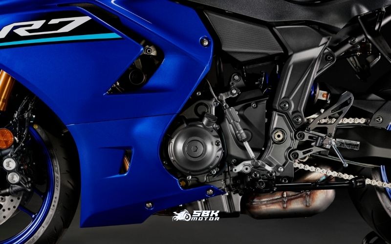 2026 Yamaha R7 Neler Sunuyor? 2026 Yamaha R7, aslında bir “makyaj” değil, ciddi anlamda bir evrim. İlk çıkan R7 modeli sade yapısı ve güçlü alt devir karakteriyle dikkat çekmişti. Ancak eksik görülen tarafı şuydu: ???? Elektronik donanım yetersizliği 2026 modeliyle birlikte Yamaha bu eksikliği tamamen kapatıyor. 2026 Yamaha R7 Teknik Özellikler Motor: 689 cc paralel twin (CP2) Güç: 74 HP @ 8.750 rpm Tork: 67 Nm @ 6.500 rpm Şanzıman: 6 ileri Maksimum hız: ~230 km/h 0-100 km/h: ~3.5 sn Bu motoru özel yapan şey maksimum güç değil, gücü nasıl verdiği. ???? Alt ve orta devirlerde dolu tork ???? Gaz açtığın anda anlık tepki ???? Lineer güç dağılımı 2026 modelde yapılan ECU güncellemeleri sayesinde gaz tepkisi daha rafine hale getirilmiş. Özellikle düşük hızda kullanımda daha akıcı bir sürüş hissi sunuyor. 2026 Yamaha R7 Neler Sunuyor? 2026 Yamaha R7, aslında bir “makyaj” değil, ciddi anlamda bir evrim. İlk çıkan R7 modeli sade yapısı ve güçlü alt devir karakteriyle dikkat çekmişti. Ancak eksik görülen tarafı şuydu: ???? Elektronik donanım yetersizliği 2026 modeliyle birlikte Yamaha bu eksikliği tamamen kapatıyor. 2026 Yamaha R7 Teknik Özellikler Motor: 689 cc paralel twin (CP2) Güç: 74 HP @ 8.750 rpm Tork: 67 Nm @ 6.500 rpm Şanzıman: 6 ileri Maksimum hız: ~230 km/h 0-100 km/h: ~3.5 sn Bu motoru özel yapan şey maksimum güç değil, gücü nasıl verdiği. ???? Alt ve orta devirlerde dolu tork ???? Gaz açtığın anda anlık tepki ???? Lineer güç dağılımı 2026 modelde yapılan ECU güncellemeleri sayesinde gaz tepkisi daha rafine hale getirilmiş. Özellikle düşük hızda kullanımda daha akıcı bir sürüş hissi sunuyor.