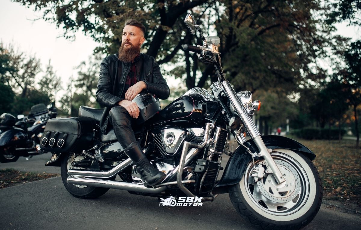 Cruiser motorcycle comfort handling hakkında detaylı rehber: Uzun yol konforu, sürüş ergonomisi ve yol tutuş performansı. Cruiser motosikletler gerçekten ne kadar rahat?