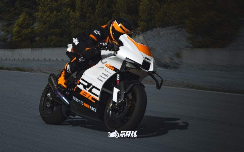 Türkiye’de KTM Track Motosiklet Kullanılır mı?  Net cevap: Hayır, trafikte kullanamazsın.  Türkiye’de bir motosikletin trafiğe çıkabilmesi için:  Ruhsatlı olması Plakalı olması TSE ve homologasyon kurallarına uygun olması gerekir  Track only motosikletler bunların hiçbirine sahip değildir.  Yani bu motorları:  Şehir içinde Otoyolda Günlük kullanımda  kullanamazsın.  Sadece: → Pistlerde (Intercity İstanbul Park gibi) → Kapalı alan organizasyonlarında  kullanabilirsin.