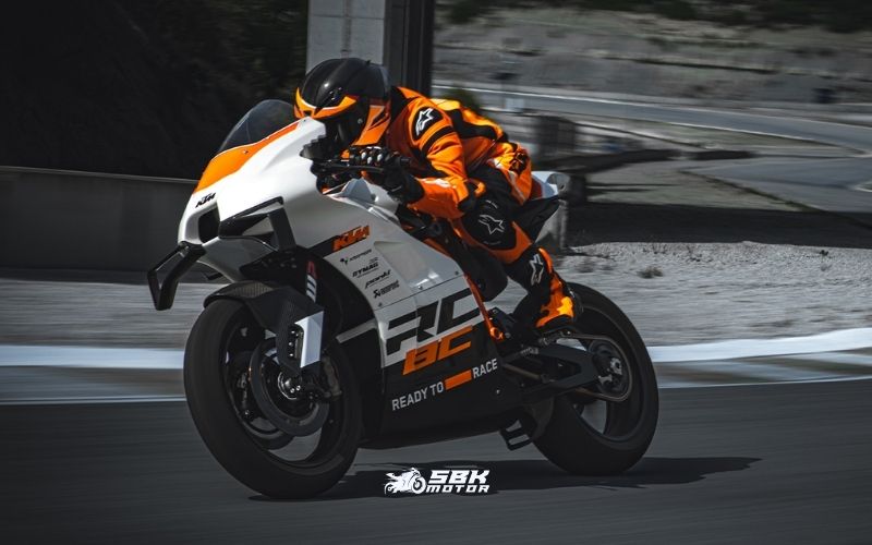 KTM Neden Track Only Motosiklet Üretiyor?  KTM zaten sloganıyla bunu açıkça söylüyor:  →“Ready to Race” (Yarışa Hazır)  Track only motosikletler sayesinde KTM:  Yarış teknolojilerini test eder En yüksek performansı geliştirir Gelecek modeller için altyapı oluşturur  Bu motosikletler aslında bir nevi: → “yol motorlarının üst seviyesi” değil → “direkt yarış makinesi”