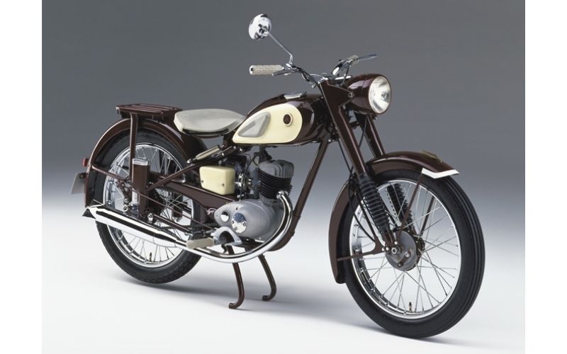 Yamahanın ilk motoru  YA-1 Modeli 1955 yılında Yamaha Motor Company resmi olarak kuruluyor ve ilk motosikletleri YA-1 piyasaya çıkıyor. Bu model sadece bir başlangıç değil, aynı zamanda Yamaha’nın ne kadar iddialı olacağının da göstergesiydi. Çünkü YA-1, çıktığı dönemde yarışlara katılıp başarı elde ediyor. Yani Yamaha daha ilk ürününde bile “performans” odaklı olduğunu net şekilde gösteriyor.