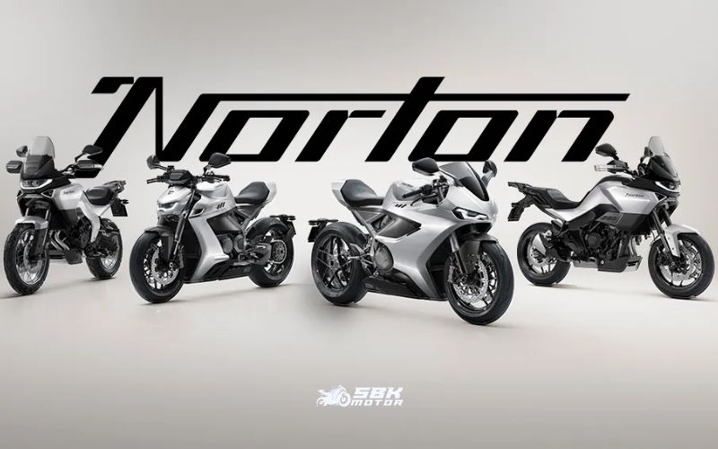 Norton Manx R Nedir? Norton Manx R, İngiltere merkezli Norton’un geliştirdiği tamamen yeni nesil bir V4 superbike modelidir. Norton’un geçmişteki yarış mirasını modern teknoloji ile birleştiren motosiklet, hem pist hem de günlük kullanım odaklı geliştirildi. Markanın “Manx” adı ise aslında motosiklet tarihinin en ikonik yarış motosikletlerinden geliyor. 1940’lı ve 1950’li yıllarda Isle of Man TT yarışlarında büyük başarılar elde eden Norton Manx serisi, bugün modern bir yorumla geri dönmüş durumda. Yeni Manx R, TVS yatırımları sonrasında Norton’un yeniden yapılandırılan premium stratejisinin ilk büyük ürünü olarak görülüyor. Marka, bu modelle yalnızca nostalji değil aynı zamanda teknoloji de satmak istiyor. Norton Manx R Nedir? Norton Manx R, İngiltere merkezli Norton’un geliştirdiği tamamen yeni nesil bir V4 superbike modelidir. Norton’un geçmişteki yarış mirasını modern teknoloji ile birleştiren motosiklet, hem pist hem de günlük kullanım odaklı geliştirildi. Markanın “Manx” adı ise aslında motosiklet tarihinin en ikonik yarış motosikletlerinden geliyor. 1940’lı ve 1950’li yıllarda Isle of Man TT yarışlarında büyük başarılar elde eden Norton Manx serisi, bugün modern bir yorumla geri dönmüş durumda. Yeni Manx R, TVS yatırımları sonrasında Norton’un yeniden yapılandırılan premium stratejisinin ilk büyük ürünü olarak görülüyor. Marka, bu modelle yalnızca nostalji değil aynı zamanda teknoloji de satmak istiyor.