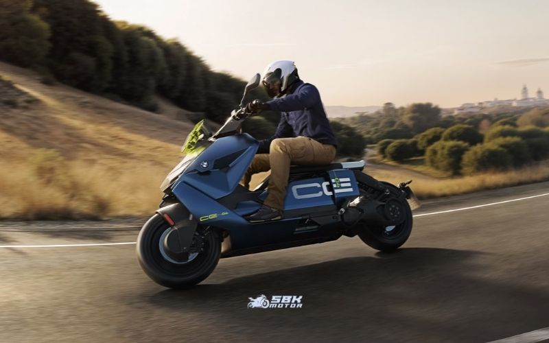 BMW CE 04 Alınır mı? BMW CE 04, klasik bir scooter yerine modern şehir yaşamına uyum sağlayan elektrikli bir ulaşım çözümü arayan kullanıcılar için dikkat çekici bir seçenek sunuyor. Güçlü elektrik motoru, kaliteli işçiliği, gelişmiş teknolojileri ve düşük kullanım maliyeti sayesinde özellikle büyük şehirlerde yaşayan sürücüler için öne çıkıyor. Bununla birlikte satın alma kararı verirken yalnızca teknik verilere odaklanmak yerine günlük kullanım alışkanlıklarınızı da değerlendirmeniz önemlidir. Eğer her gün kısa ve orta mesafelerde motosiklet kullanıyor, evde veya iş yerinizde şarj imkânına sahipseniz BMW CE 04 uzun vadede hem ekonomik hem de keyifli bir tercih olabilir. Ancak düzenli olarak uzun yol yapan veya tek bir motosikletle her senaryoyu karşılamak isteyen kullanıcılar için benzinli alternatifler hâlâ daha esnek bir kullanım sunabilir. Sonuç olarak BMW CE 04, elektrikli motosiklet teknolojisini premium kaliteyle buluşturan ve şehir içi mobiliteye farklı bir bakış açısı kazandıran modeller arasında yer alıyor. Bir sonraki bölümde, kullanıcıların Google ve yapay zekâ destekli arama motorlarında en sık yönelttiği soruları ayrıntılı şekilde yanıtlayacağız. Böylece BMW CE 04 hakkında merak edilen tüm detaylara tek bir rehberde ulaşabileceksiniz. BMW CE 04 Alınır mı? BMW CE 04, klasik bir scooter yerine modern şehir yaşamına uyum sağlayan elektrikli bir ulaşım çözümü arayan kullanıcılar için dikkat çekici bir seçenek sunuyor. Güçlü elektrik motoru, kaliteli işçiliği, gelişmiş teknolojileri ve düşük kullanım maliyeti sayesinde özellikle büyük şehirlerde yaşayan sürücüler için öne çıkıyor. Bununla birlikte satın alma kararı verirken yalnızca teknik verilere odaklanmak yerine günlük kullanım alışkanlıklarınızı da değerlendirmeniz önemlidir. Eğer her gün kısa ve orta mesafelerde motosiklet kullanıyor, evde veya iş yerinizde şarj imkânına sahipseniz BMW CE 04 uzun vadede hem ekonomik hem de keyifli bir tercih olabilir. Ancak düzenli olarak uzun yol yapan veya tek bir motosikletle her senaryoyu karşılamak isteyen kullanıcılar için benzinli alternatifler hâlâ daha esnek bir kullanım sunabilir. Sonuç olarak BMW CE 04, elektrikli motosiklet teknolojisini premium kaliteyle buluşturan ve şehir içi mobiliteye farklı bir bakış açısı kazandıran modeller arasında yer alıyor. Bir sonraki bölümde, kullanıcıların Google ve yapay zekâ destekli arama motorlarında en sık yönelttiği soruları ayrıntılı şekilde yanıtlayacağız. Böylece BMW CE 04 hakkında merak edilen tüm detaylara tek bir rehberde ulaşabileceksiniz.