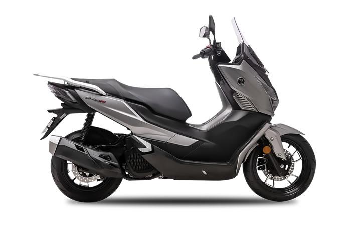 Voge SR1 Motosiklet Modeli Özellikleri: Tork:11nm., Güç:12hp, Ağırlık:139, Top Speed:120, Yakıt Kapasitesi: 8, Yakıt Tüketimi: 2.5, Silindir Adeti:1, Valf Adeti: 4