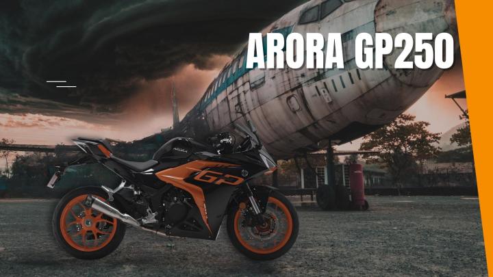 2023 Ekim ayında satışa sunulan Arora GP250'yi genel olarak inceledik. Arora GP250' nin teknik özelliklerine göz attık ve dikkatimizi en çok çeken komik fiyatıydı. Yamaha R25 218.000 TL gibi bir fiyattayken Arora GP250' nin 234.000TL' ye satılması, firmanın sanırım fazla para kazanma derdinde olduğunu gösteriyor. 