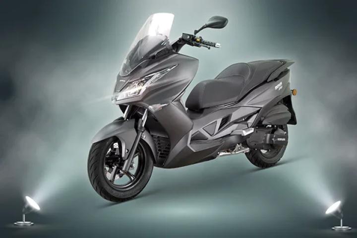 Kanuni Reha 250 Özellikleri , 22.4 beygir gücü ve 23 nm tork ile güçlü bir performans sunar. 250cc motor hacmi ve 12 litrelik yakıt kapasitesi ile uzun yolculuklara hazırken, 3.2 litrelik yakıt tüketimi bütçenizi korur. 188 kg ağırlığındaki bu hafif motosiklet, 76 cm'lik sele yüksekliği ile sürücü konforunu gözetir. Ön ve arka disk ABS frenler, güvenliği artırırken tam LED aydınlatma sistemi gece sürüşlerini aydınlatır. Sıvı soğutma sistemi ve uzun ömürlü tasarımı ile Kanuni Reha 250, performansı ve ekonomiyi bir araya getirir. Bu bütçe dostu motosiklet, 146,000 TL fiyatı ile özgürlüğü ve keyfi uygun bir seçenekle sunar.