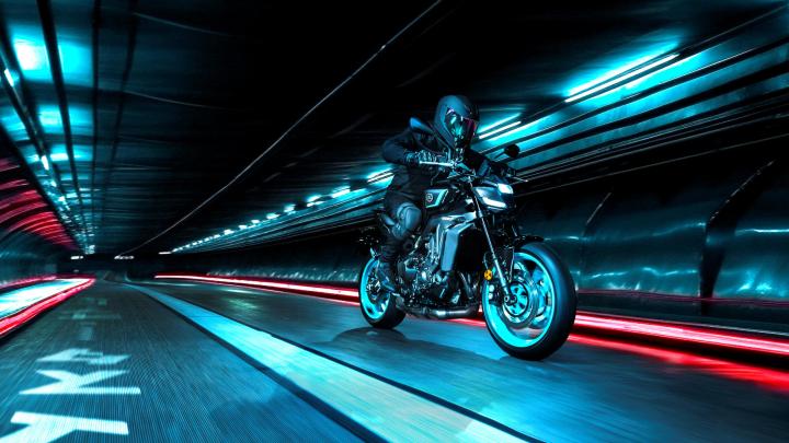 2024 Yamaha MT-09 ve MT-09 SP, popüler hyper naked spor motosiklet serisinin en son evrimini temsil ediyor. Yeni modeller, sıvı soğutmalı 890cc DOHC inline-Triple motor, döküm alüminyum çerçeve ve 6 eksenli IMU gibi özelliklerini korurken, bir dizi yeni özellik ekleyerek MT deneyimini geliştiriyor. Elektronik takım, Back Slip Regulator (BSR) ile genişletilmiş ve Yamaha'nın üçüncü nesil Quick Shift System (QSS) ile donatılmıştır. Frenleme açısından güçlendirilen modeller, yeni Brembo radial ana silindir ve özel SP versiyonunda Brembo Stylema monoblok kaliperler ile dikkat çekiyor. Süspansiyonlar ve sürüş modları da revize edilmiş, yeni tasarım ve ergonomik özellikler ile sürücü deneyimi artırılmıştır. Ayrıca, bağlantı özellikleri ve Akıllı Anahtar Sistemi gibi modern teknolojilere de vurgu yapılırken, 2024 MT-09'un başlangıç fiyatı $10,599, MT-09 SP ise $12,299 olarak belirlenmiştir. Her iki model de Mart 2024'te piyasaya sürülecek.