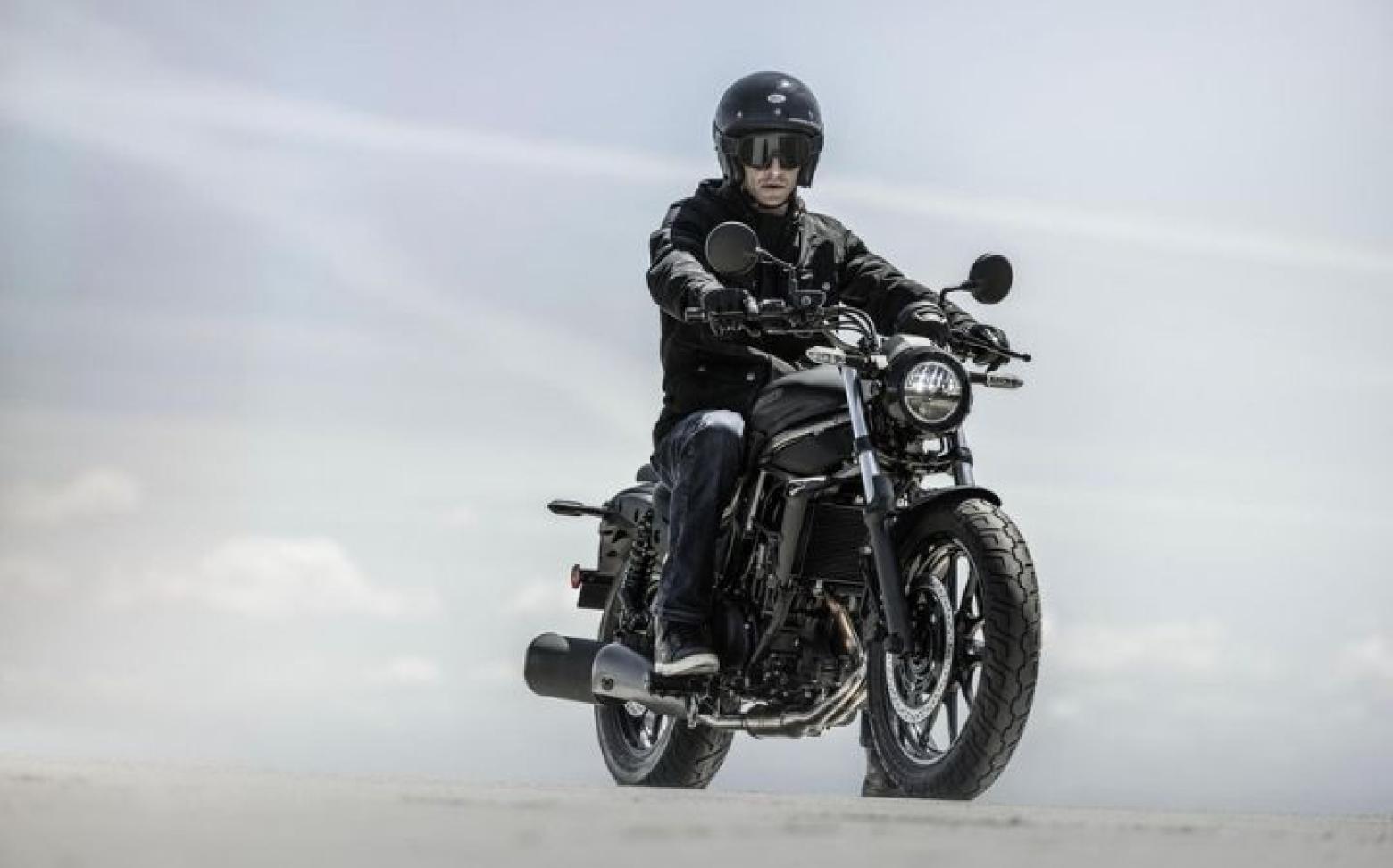 Kawasaki Eliminator 500 - 45.4hp, 42.6Nm tork, 174 km/h en yüksek hız