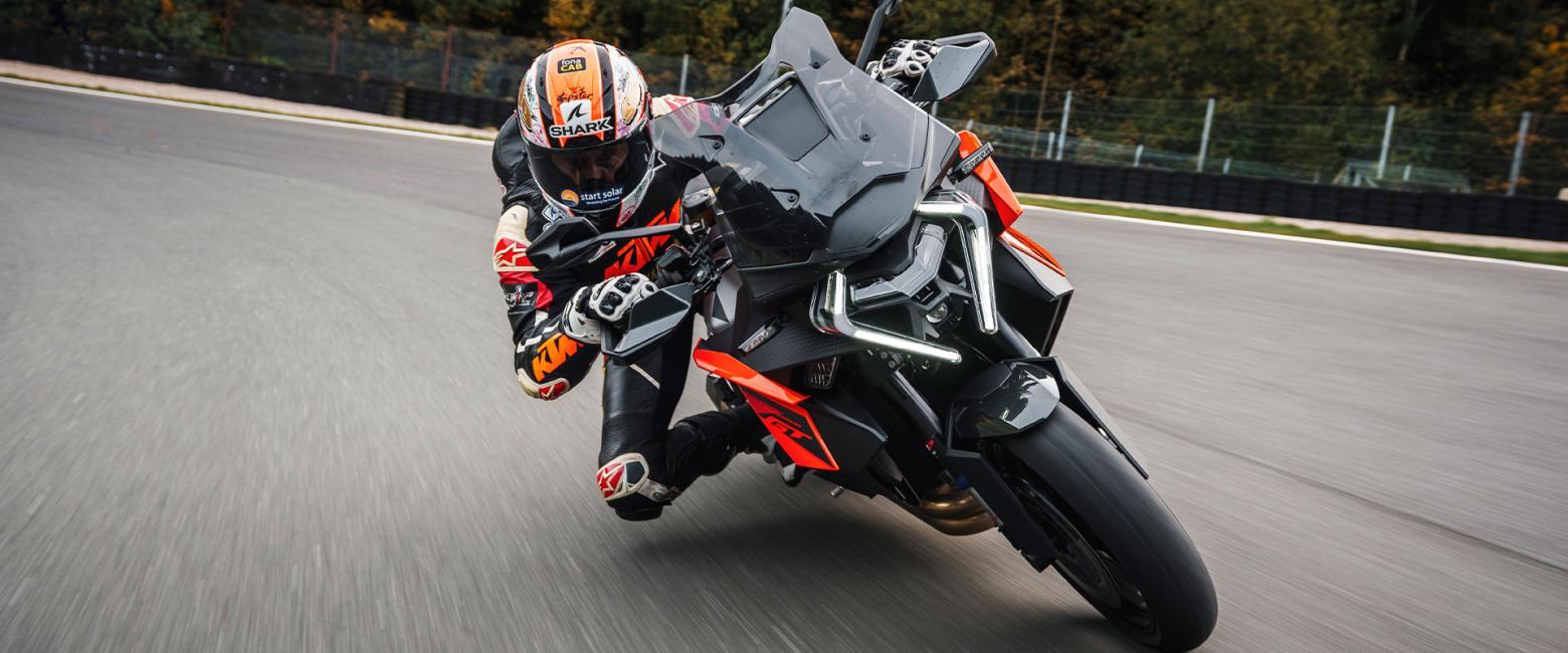KTM 1390 SUPER DUKE GT - 188hp, 145Nm tork, 300 km/h en yüksek hız