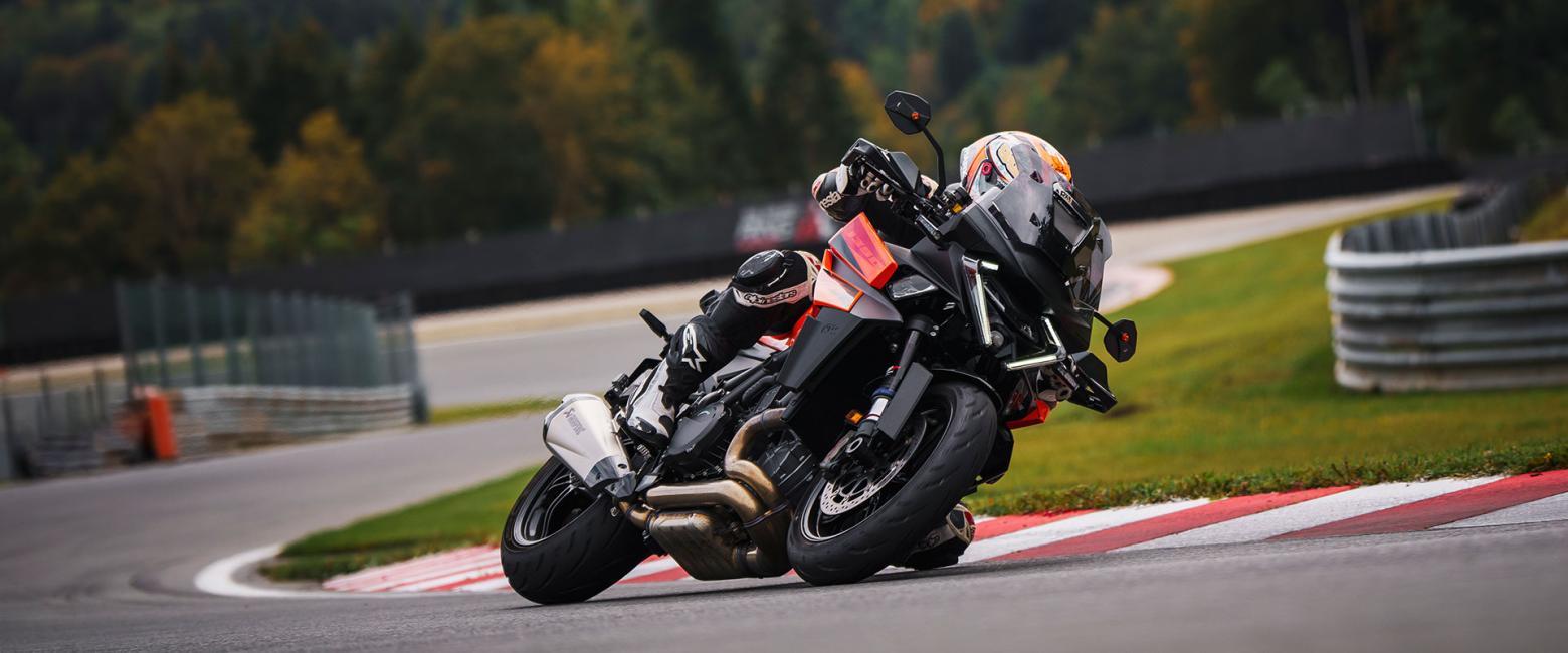 KTM 1390 SUPER DUKE GT - 188hp, 145Nm tork, 300 km/h en yüksek hız