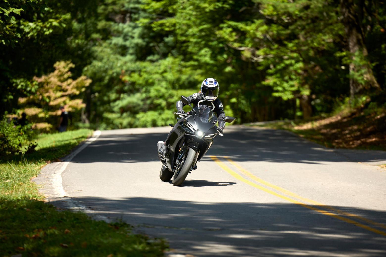 Yamaha R25 - 36hp, 23Nm tork, 199 km/h en yüksek hız