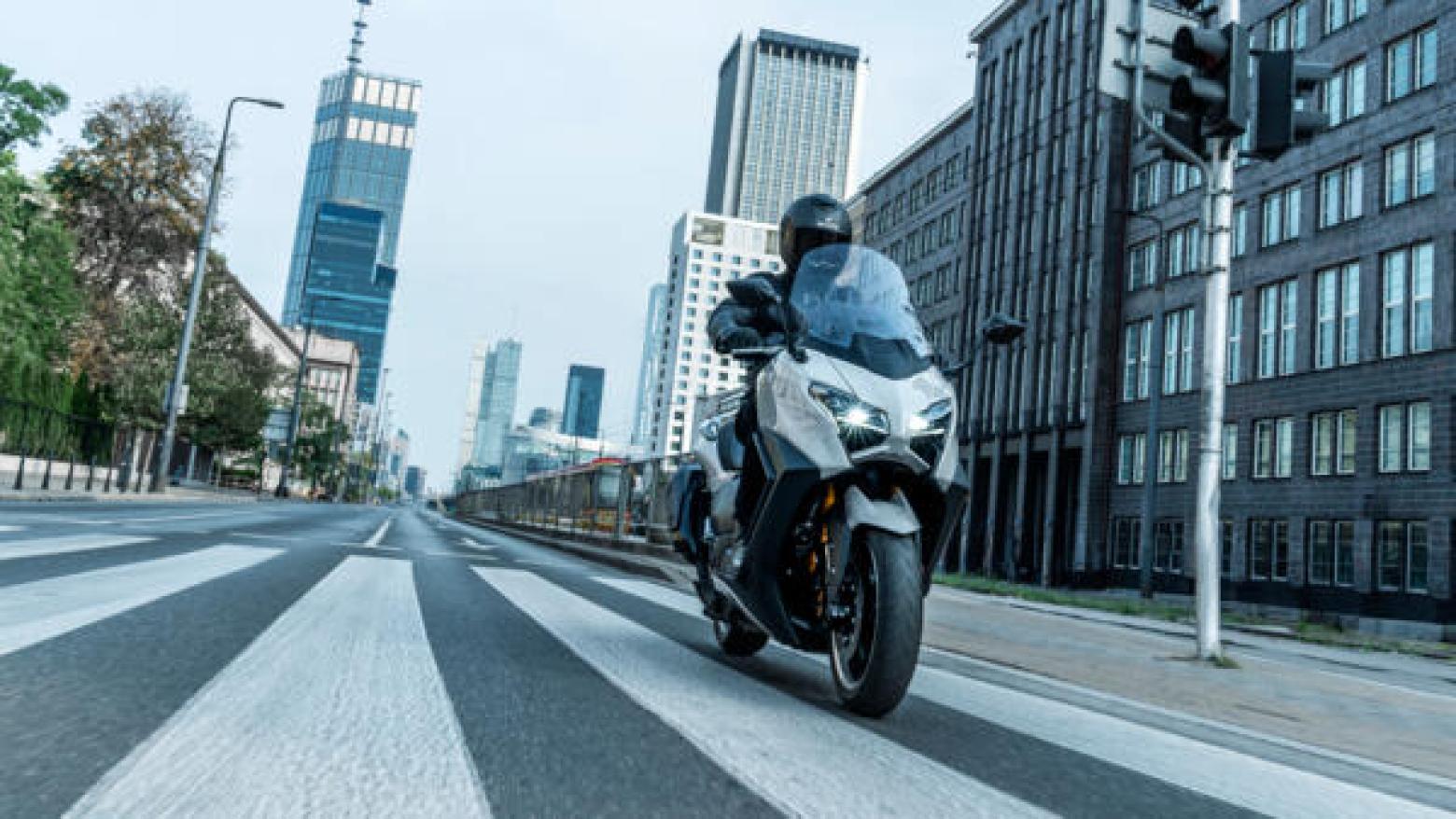 Yamaha TMAX Tech Max 560 - 47hp, 55Nm tork, 180 km/h en yüksek hız