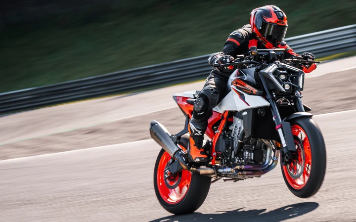 2026 KTM 990 Duke R - 125hp, 103Nm tork, 238 km/h en yüksek hız