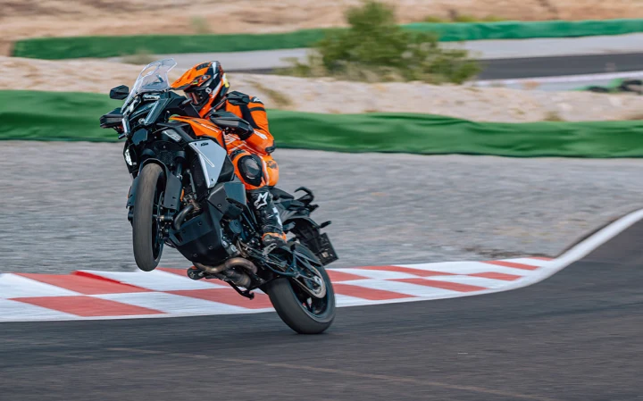 KTM 1390 Super Adventure S EVO - 170hp, 145Nm torque, 250 km/h top speed