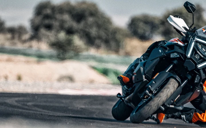  KTM 1390 Super Adventure S - 170hp, 145Nm tork, 250 km/h en yüksek hız