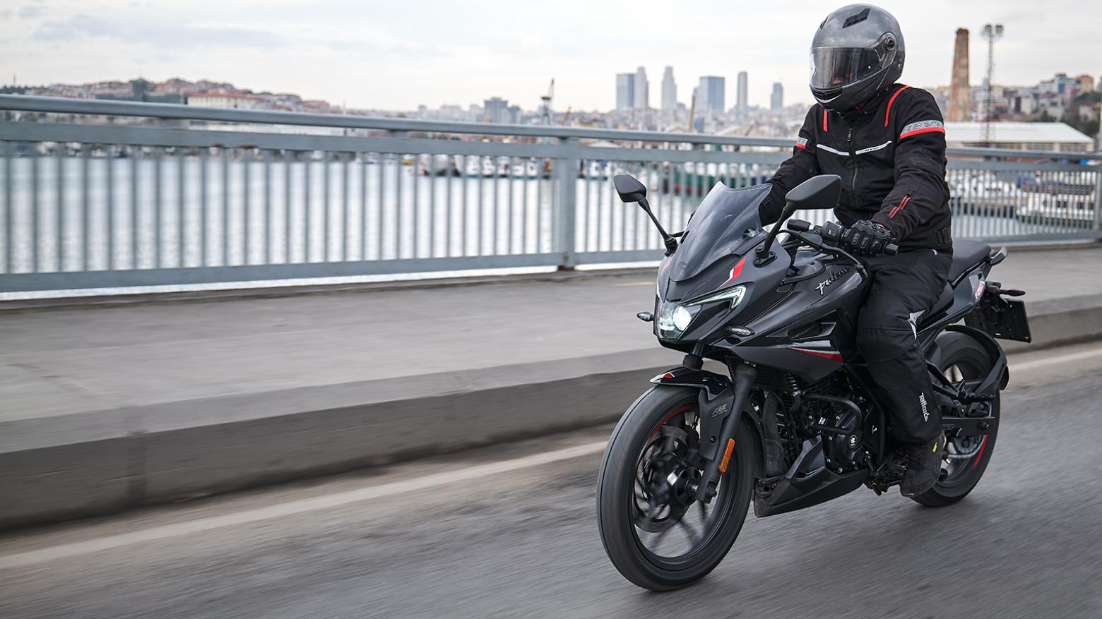 Bajaj Pulsar F 250 - 22.5hp, 21.5Nm tork, 145 km/h en yüksek hız