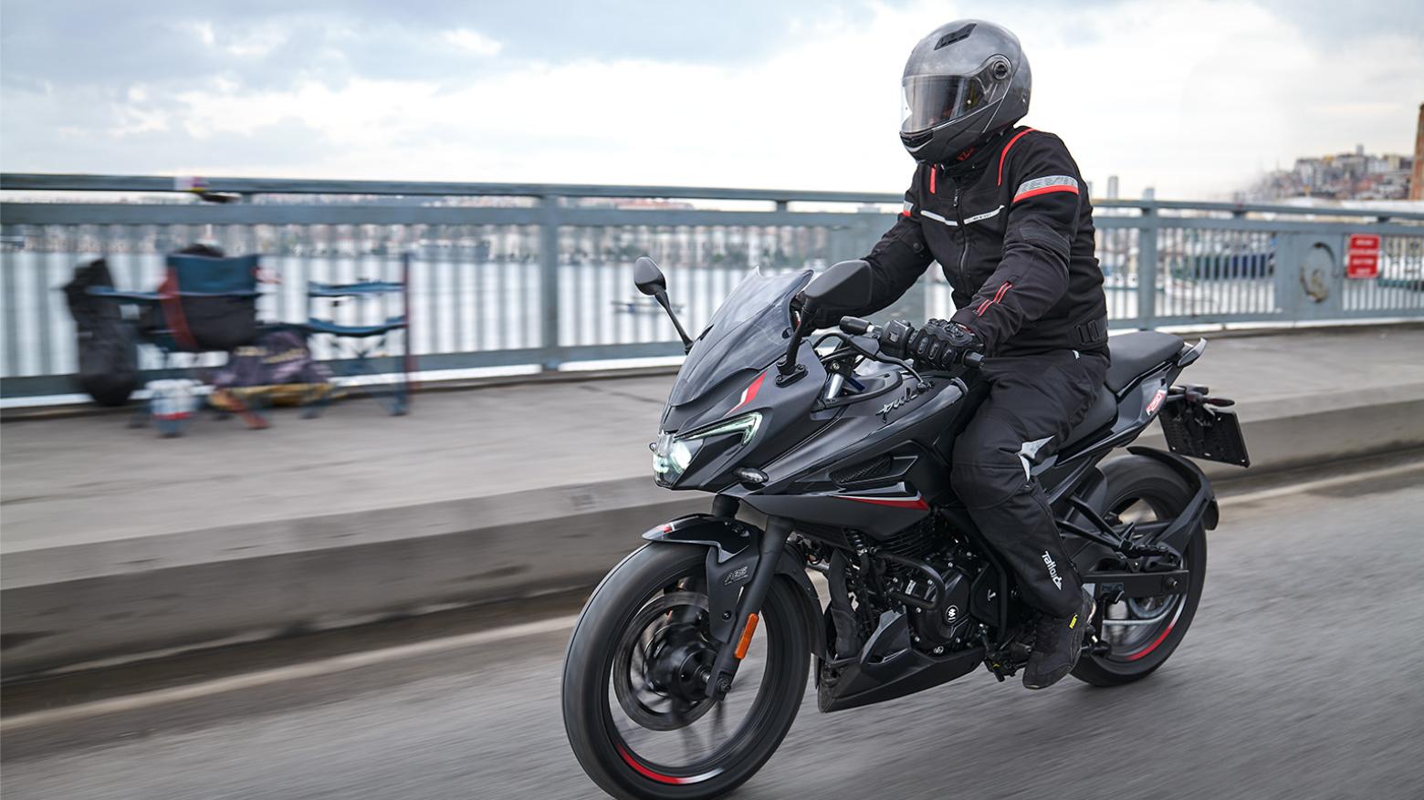 Bajaj Pulsar F 250 - 22.5hp, 21.5Nm tork, 145 km/h en yüksek hız