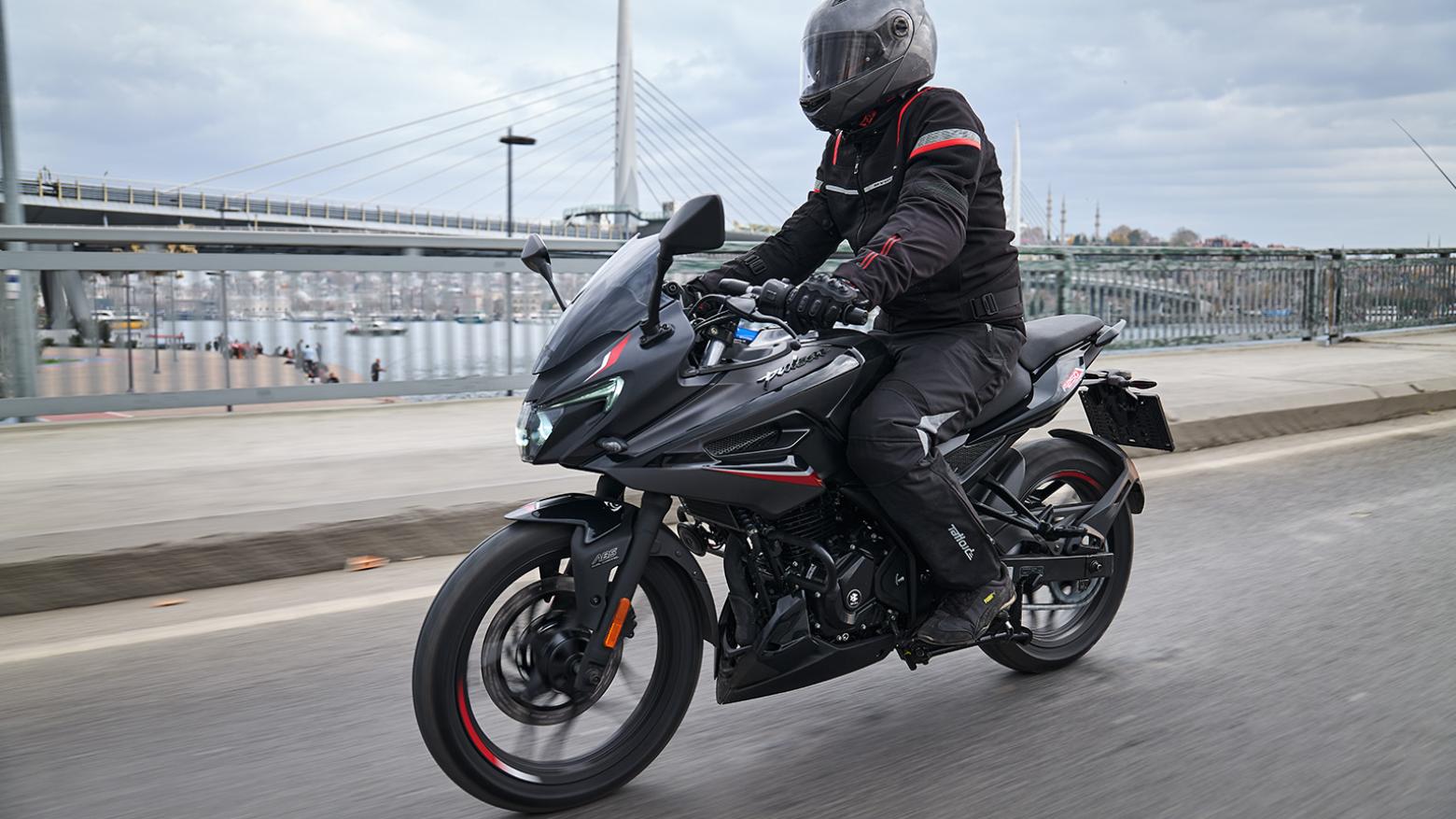 Bajaj Pulsar F 250 - 22.5hp, 21.5Nm tork, 145 km/h en yüksek hız