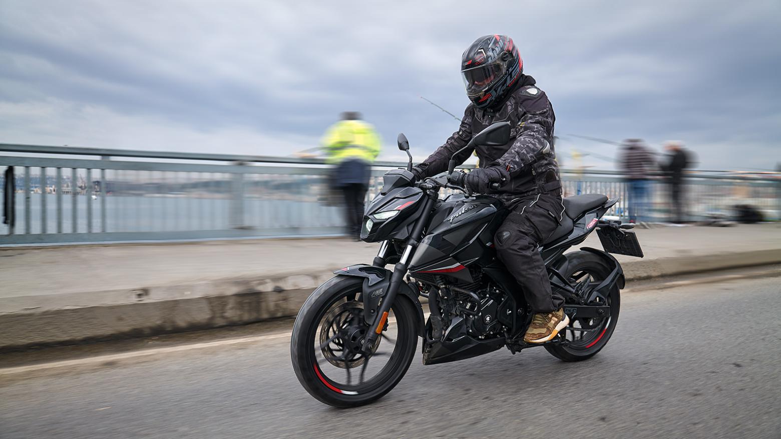 Bajaj Pulsar N 250 - 22.5hp, 21.5Nm tork, 143 km/h en yüksek hız