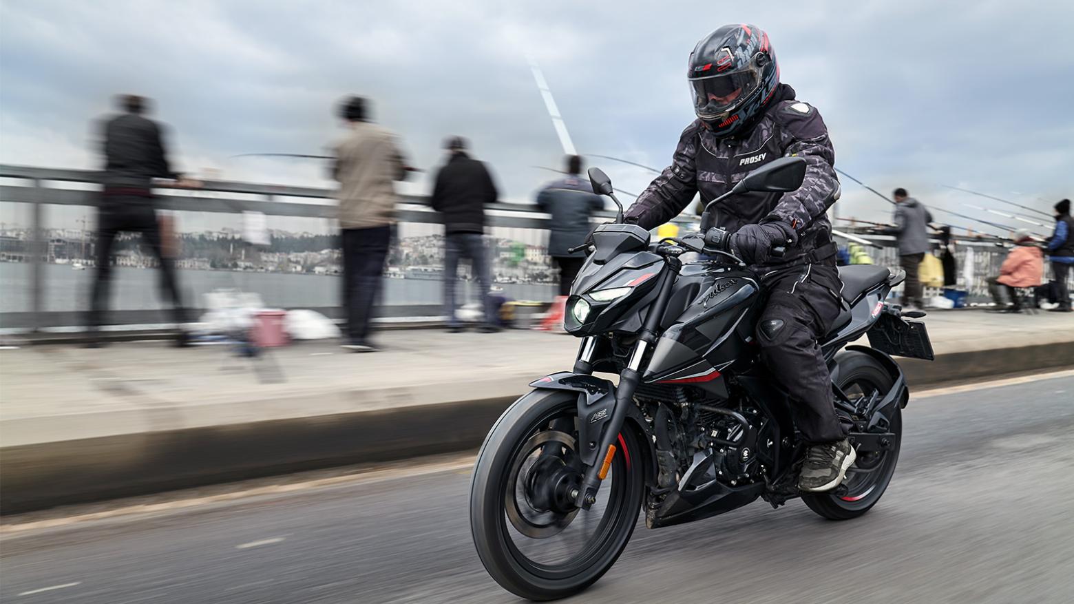 Bajaj Pulsar N 250 - 22.5hp, 21.5Nm tork, 143 km/h en yüksek hız