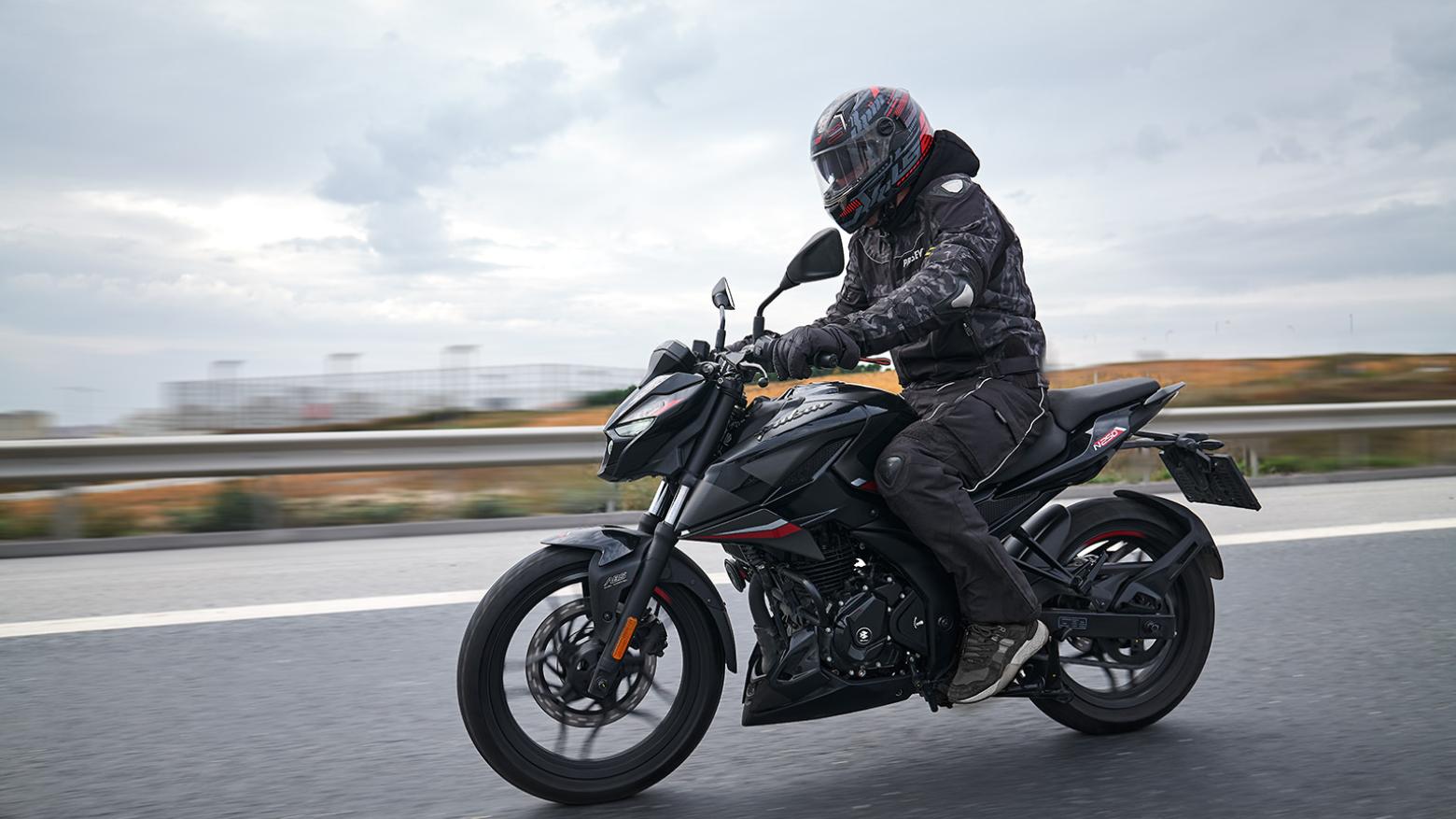 Bajaj Pulsar N 250 - 22.5hp, 21.5Nm tork, 143 km/h en yüksek hız