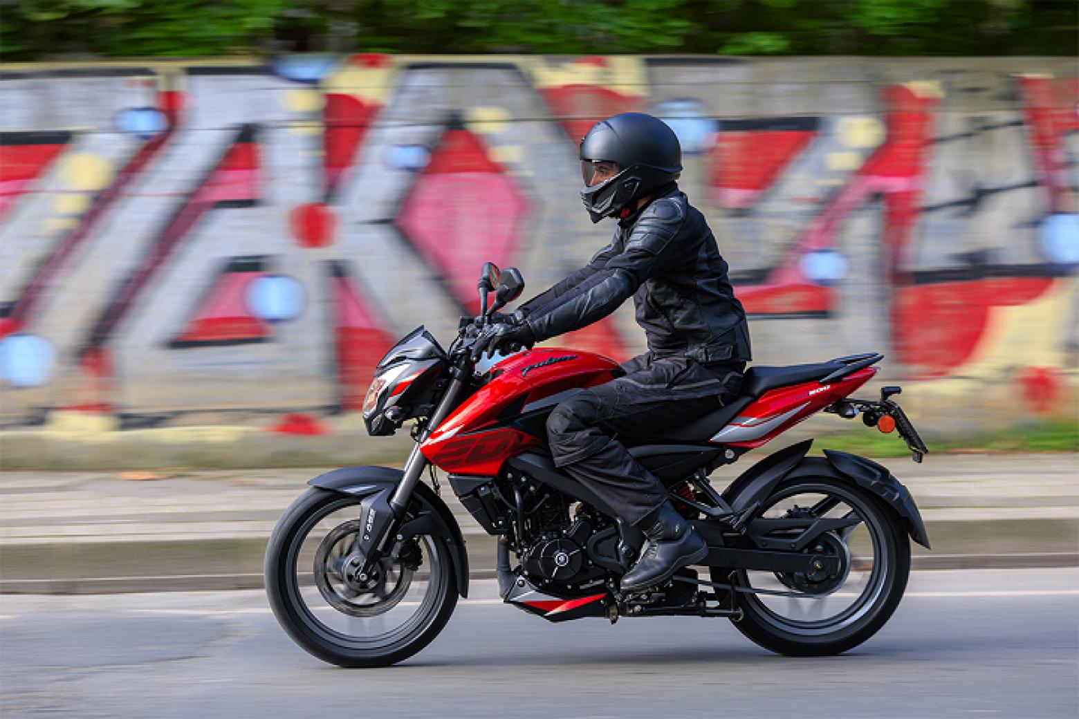 Bajaj Pulsar NS 200 UG - 24.5hp, 18.7Nm tork, 145 km/h en yüksek hız