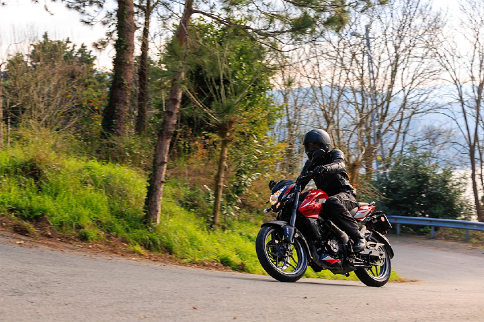 Bajaj Pulsar NS 200 UG - 24.5hp, 18.7Nm tork, 145 km/h en yüksek hız