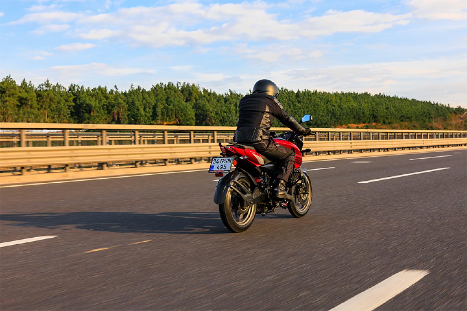 Bajaj Pulsar NS 200 UG - 24.5hp, 18.7Nm tork, 145 km/h en yüksek hız