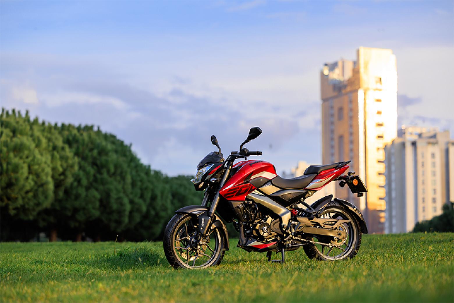 Bajaj Pulsar NS 200 UG - 24.5hp, 18.7Nm tork, 145 km/h en yüksek hız