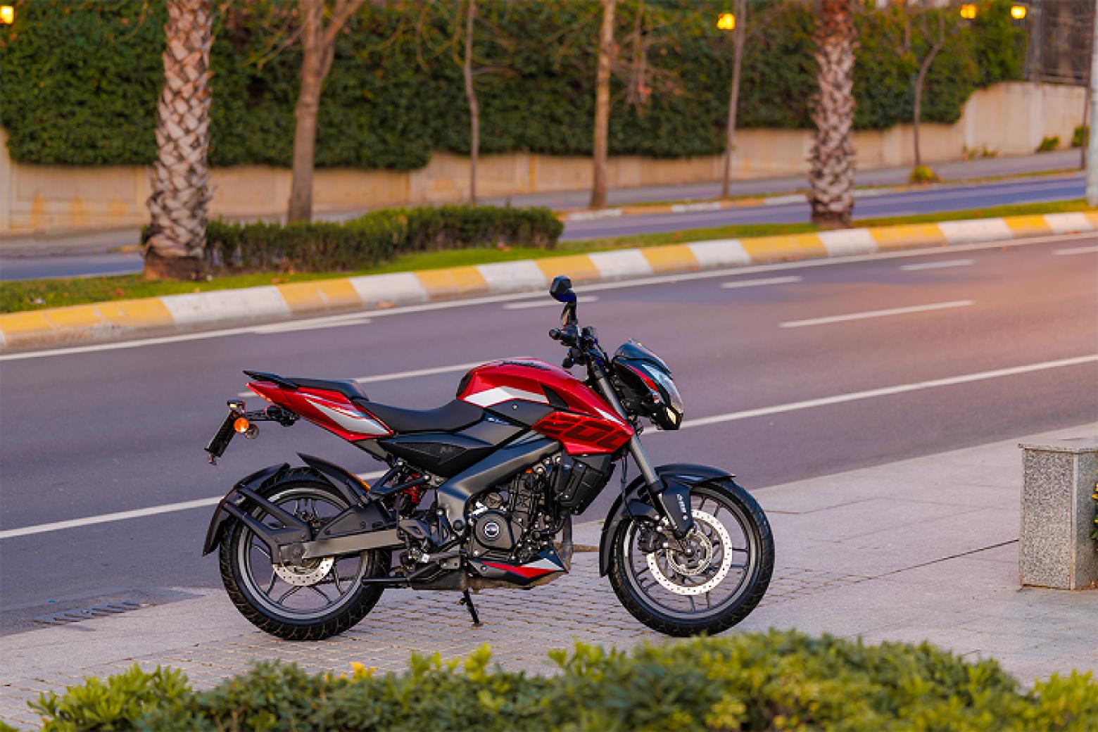 Bajaj Pulsar NS 200 UG - 24.5hp, 18.7Nm tork, 145 km/h en yüksek hız