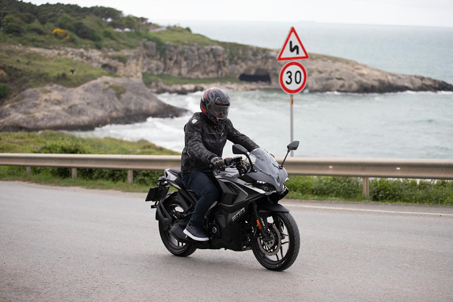 Bajaj Pulsar RS 200 - 24.4hp, 18.3Nm tork, 146 km/h en yüksek hız