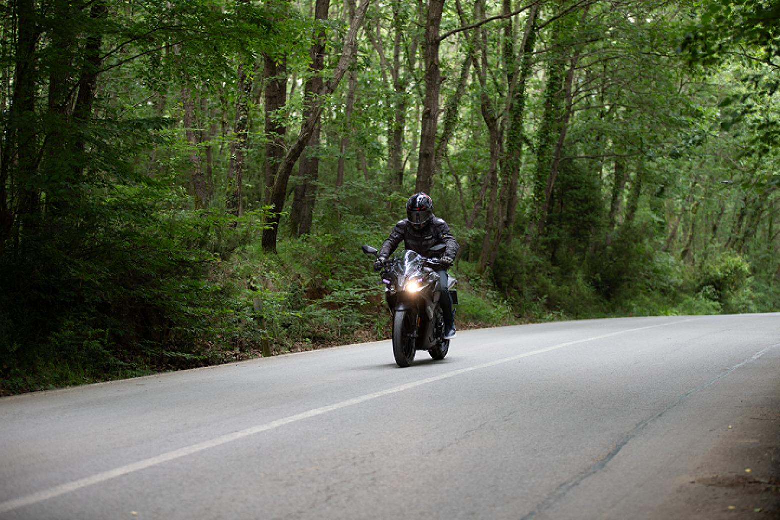 Bajaj Pulsar RS 200 - 24.4hp, 18.3Nm tork, 146 km/h en yüksek hız