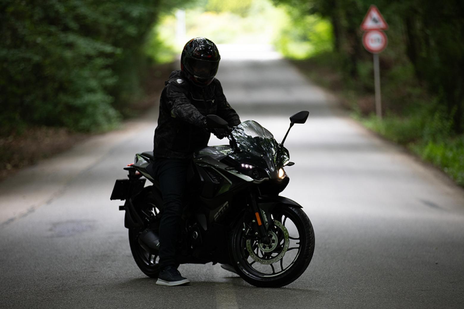 Bajaj Pulsar RS 200 - 24.4hp, 18.3Nm tork, 146 km/h en yüksek hız