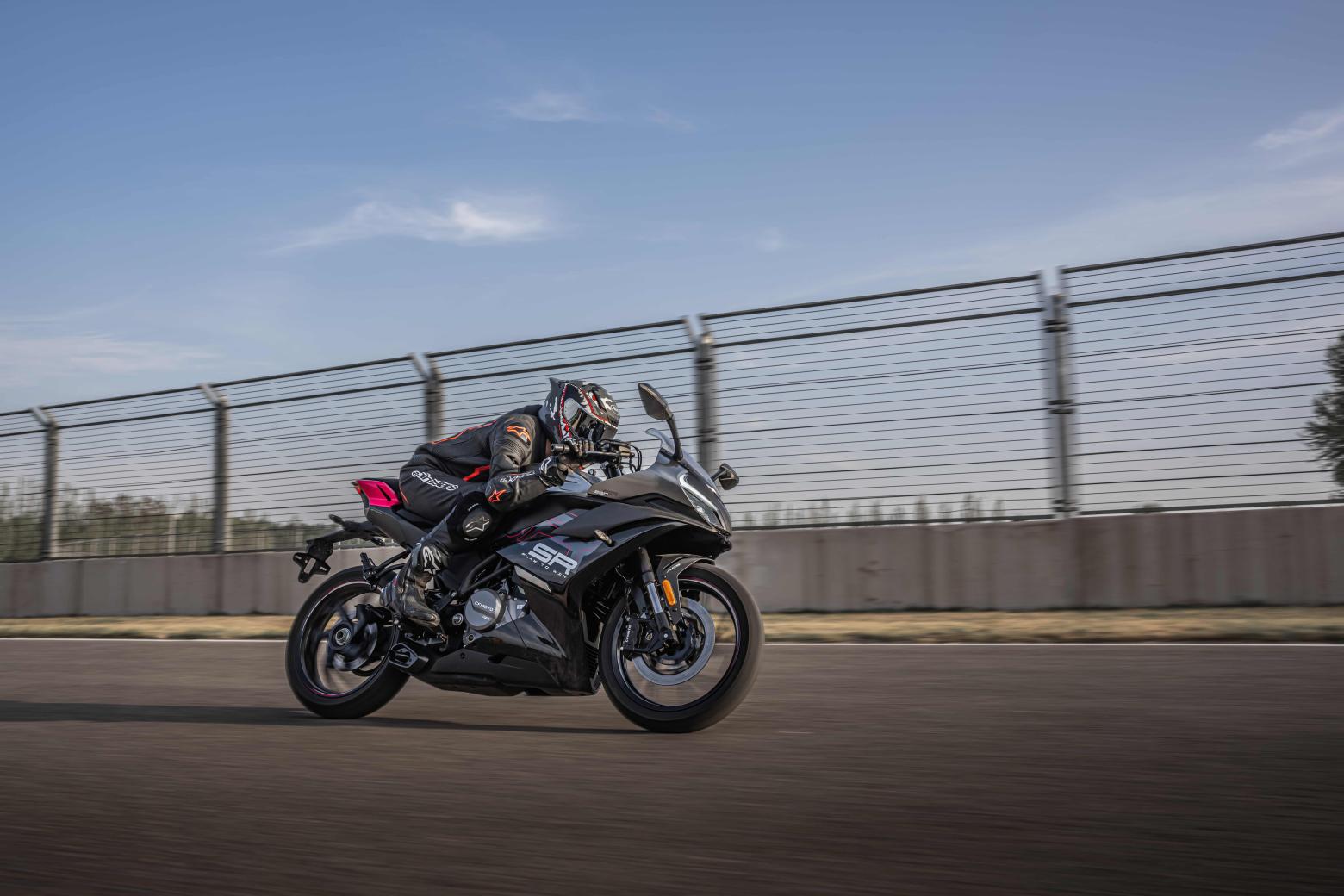 CF MOTO 250SR - 28hp, 22Nm tork, 160 km/h en yüksek hız