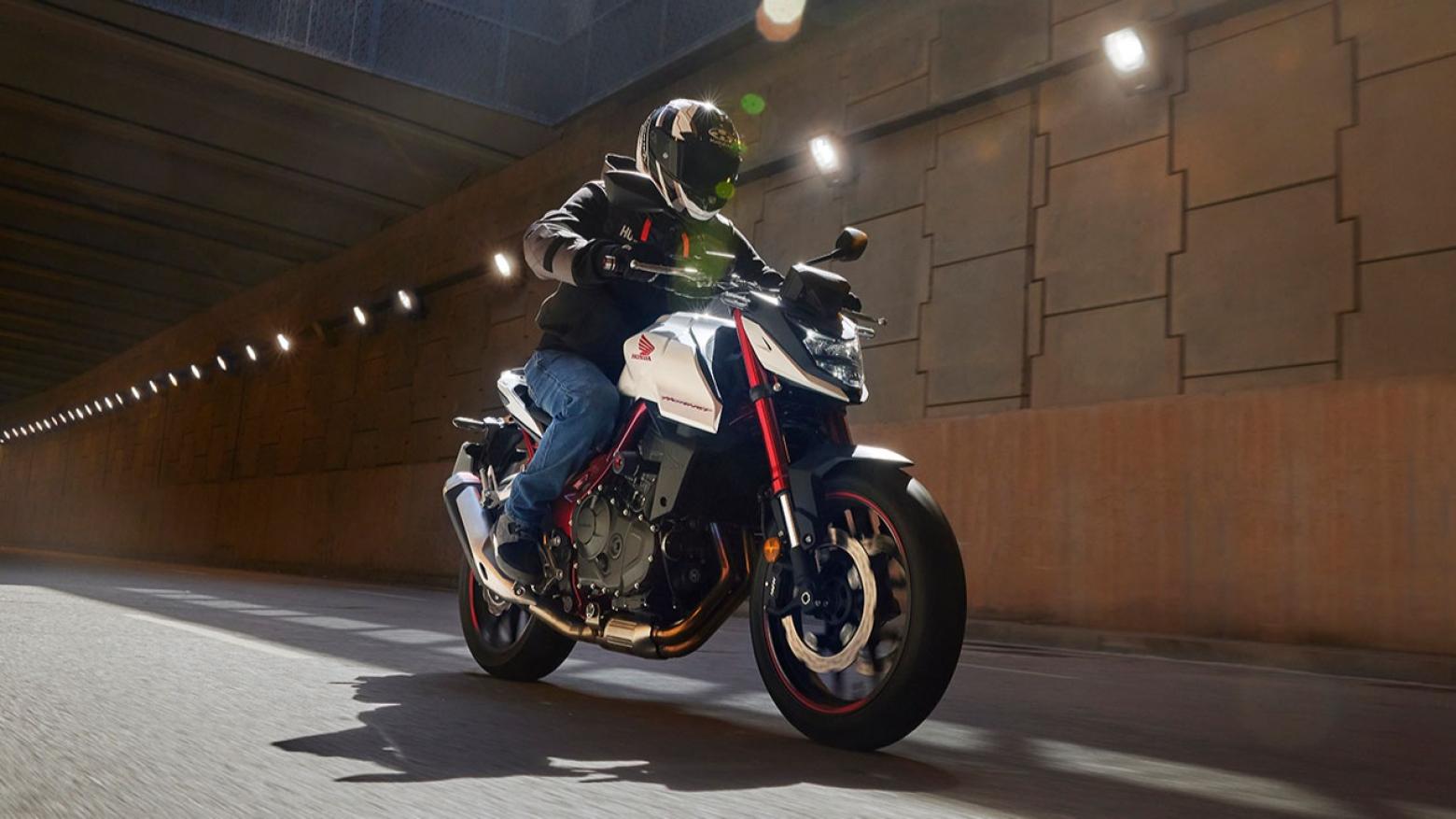 Honda CB750 HORNET  - 92hp, 75Nm tork, 220 km/h en yüksek hız